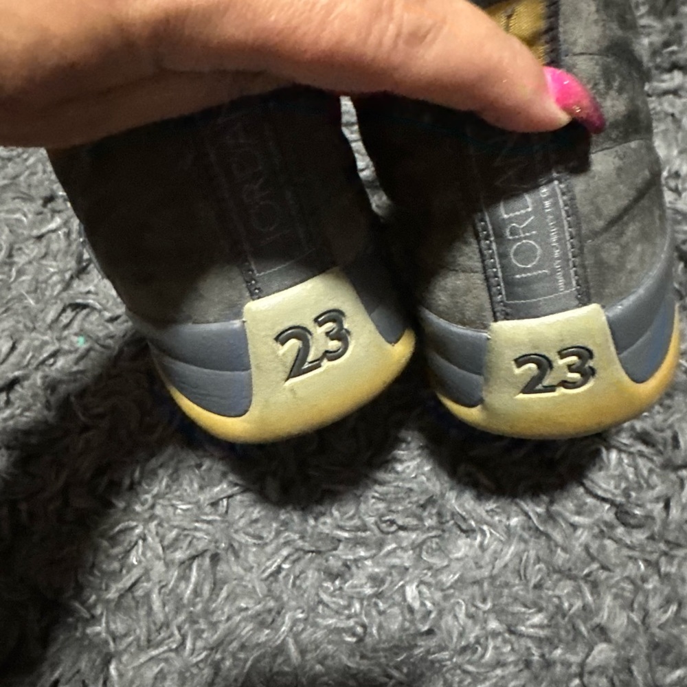 Nike Air Jordan 12 retro grey and gold accents - Picture 5 of 6